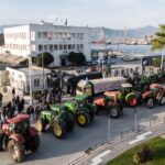 Αποχωρούν οι αγρότες από το λιμάνι του Βόλου – «Ο στόχος μας επιτεύχθηκε – Η ΕΛΑΣ έκλεισε την είσοδο και την έξοδο»