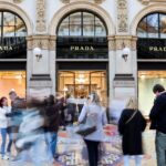 Βόμβα στη μόδα: Η Prada εξαγόρασε τη Versace για 1,3 δισ. – Η συγκινητική ανάρτηση της Ντονατέλα Βερσάτσε