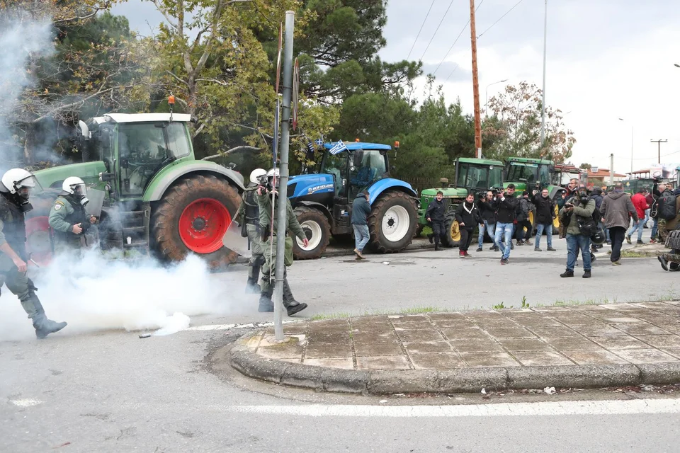 Αγρότες: Δικογραφία για τον οδηγό τρακτέρ που κινήθηκε απειλητικά κατά αστυνομικών – Κλιμακώνουν τις κινητοποιήσεις τους από Δευτέρα
