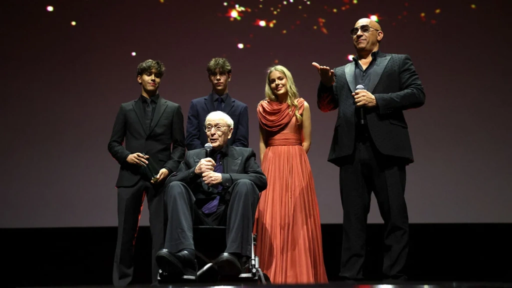 Μάικλ Κέιν: Εμφανίστηκε με αμαξίδιο στο Red Sea Film Festival
