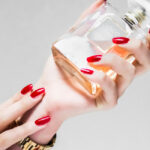 Νύχια-Χριστούγεννα: Τα hot χρώματα και οι τάσεις που θα λατρέψετε