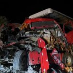 Χάος στην παλαιά εθνική Λαμίας–Αθηνών: Συγκρούστηκαν δύο νταλίκες – Ένας οδηγός εγκλωβίστηκε