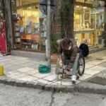 Θεσσαλονίκη: Η ράμπα που έγινε μήνυμα αξιοπρέπειας – Viral ο ανάπηρος που τρύπησε μόνος του το πεζοδρόμιο [βίντεο]