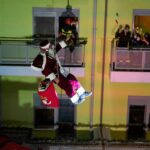 Πυροσβέστες ντύθηκαν Άι Βασίληδες και σκαρφάλωσαν στο Παίδων Αγία Σοφία: Μοίρασαν δώρα σε παιδιά με καρκίνο (βίντεο)