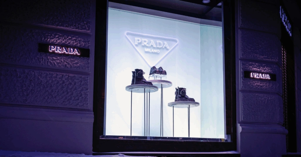 H Prada ολοκλήρωσε την εξαγορά της Versace – Nέα σελίδα για τη βιομηχανία της μόδας