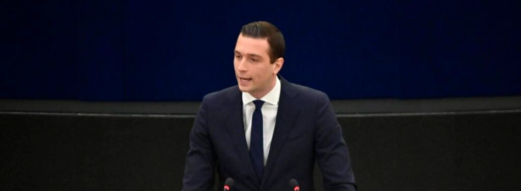 Επίθεση με αυγό και αλεύρι κατά Μπαρντελά στη Γαλλία [βίντεο]