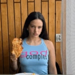 Η Ροσαλία χαλαρώνει στην πισίνα πριν τη συναυλία στο Ρίο