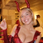 Σίντνεϊ Σουίνι: Με κόκκινο δράκο στο Friendsgiving πάρτι της μετά την Ημέρα των Ευχαριστιών [εικόνες]