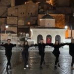 Έξι Έλληνες χορεύουν χασάπικο μπροστά στην Αγία Σοφία – Οργισμένες αντιδράσεις από τουρκικά ΜΜΕ [βίντεο]