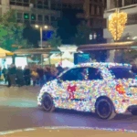 Χιλιάδες φωτάκια στο πιο χριστουγεννιάτικο αυτοκίνητο στην Πλατεία Συντάγματος [βίντεο]