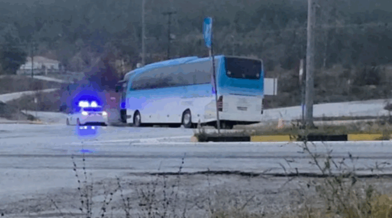 Τροχαίο στην Πτολεμαΐδα: Λεωφορείο με 40 εργαζομένους της ΔΕΗ εξετράπη της πορείας του – Νεκρός ο οδηγός μετά από ανακοπή