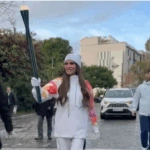 Η Κίμπερλι Γκιλφόιλ μετέφερε τη Ολυμπιακή Φλόγα από την Ακρόπολη έως το Καλλιμάρμαρο για τους Χειμερινούς Ολυμπιακούς Αγώνες [βίντεο]