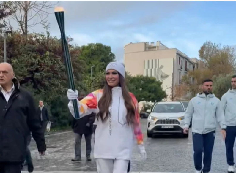 Η Κίμπερλι Γκιλφόιλ μετέφερε τη Ολυμπιακή Φλόγα από την Ακρόπολη έως το Καλλιμάρμαρο για τους Χειμερινούς Ολυμπιακούς Αγώνες [βίντεο]