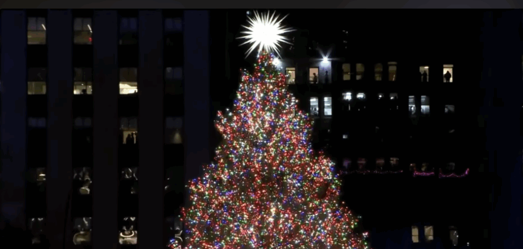 Φωταγωγήθηκε το έλατο στο Rockefeller Center με αστέρι Swarovski 408 κιλών