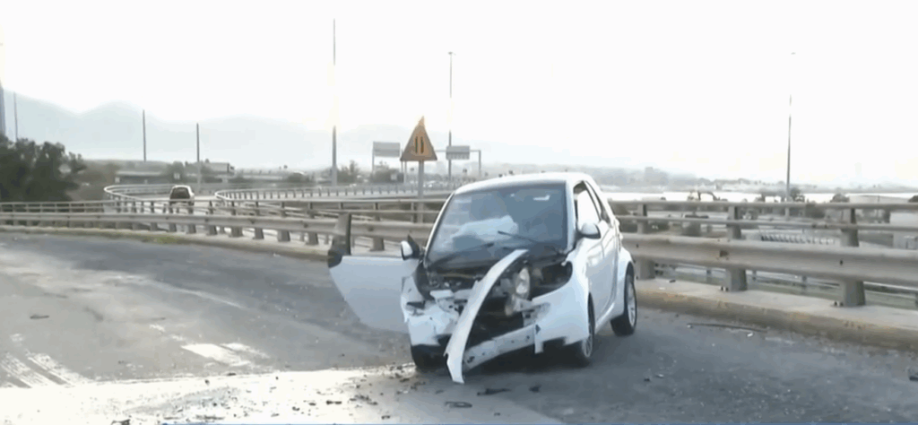 Σοβαρό τροχαίο στο Παλαιό Φάληρο — Αυτοκίνητο κάηκε ολοσχερώς μετά από σύγκρουση
