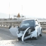 Σοβαρό τροχαίο στο Παλαιό Φάληρο — Αυτοκίνητο κάηκε ολοσχερώς μετά από σύγκρουση