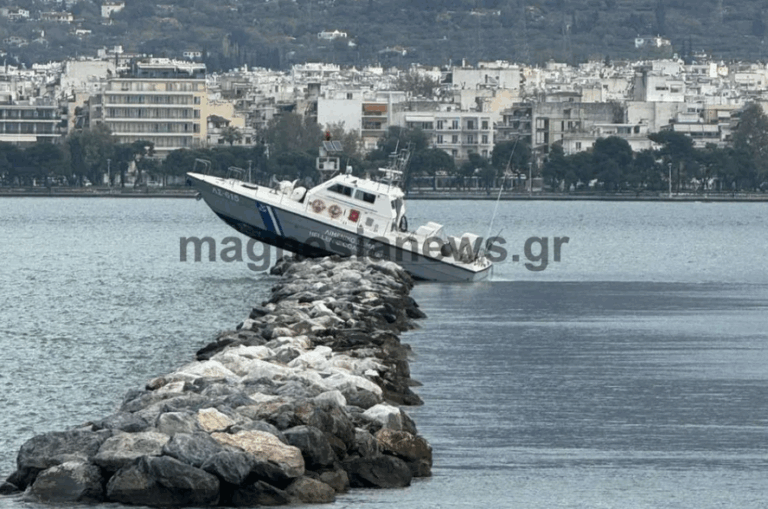 Σκάφος του Λιμενικού προσέκρουσε σε βράχια στην είσοδο του λιμανιού Βόλου