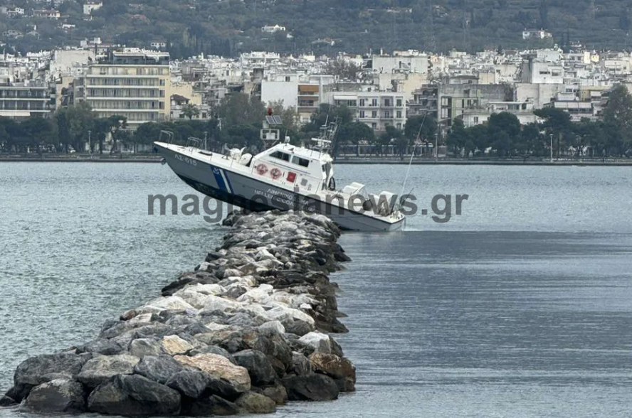 Σκάφος του Λιμενικού προσέκρουσε σε βράχια στην είσοδο του λιμανιού Βόλου