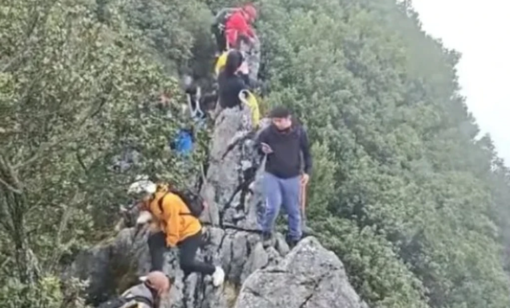Σοκαριστική πτώση τουρίστα από γκρεμό στο όρος Χουαγίνγκ – Γλίστρησε όταν έβγαζε selfie [βίντεο]
