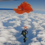 Σοκαριστικό βίντεο: Αλεξιπτωτιστής αιωρείται όταν το εφεδρικό τυλίγεται στο αεροπλάνο