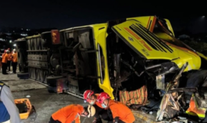 Σοκαριστικό τροχαίο στην Ινδονησία: Τουλάχιστον 16 νεκροί μετά απο ανατροπή λεωφορείου [βίντεο]