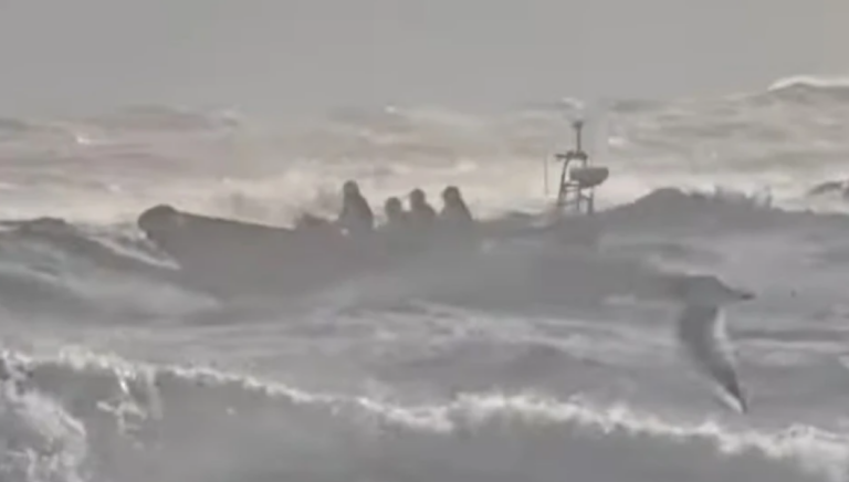 Βρετανία: Δύο άνδρες αγνοούνται στη θάλασσα στο Ντέβον ανήμερα των Χριστουγέννων