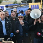 Ένταση ανάμεσα σε οδηγούς ταξί και ΜΑΤ στο υπουργείο Μεταφορών [Βίντεο]