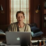 «Το τέρας μέσα μου», «Stranger Things», «Emily In Paris» – Τρεις σειρές του Netflix σε «κλειδώνουν» σπίτι