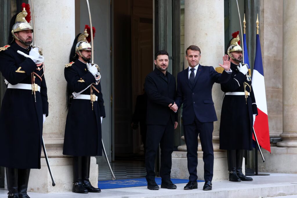 Στη Γαλλία ο Ζελένσκι: Συνάντηση με Μακρόν στο Μέγαρο των Ηλυσίων – Στην Ιρλανδία αύριο ο Ουκρ