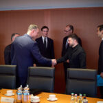 Ουκρανία: Κρίσιμες συνομιλίες στο Βερολίνο – Αμερικανικές πιέσεις στον Ζελένσκι να παραδώσει στη Ρωσία εδάφη υπό ουκρανικό έλεγχο