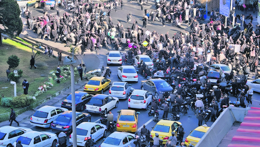 Ιράν: Ξεσηκωμός κατά των Μουλάδων – Υπό πίεση το καθεστώς Χαμενεΐ