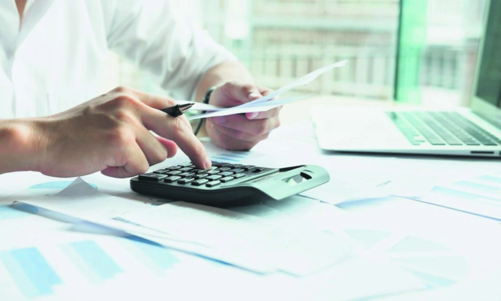 Εφορία: Διπλή ελάφρυνση για 400.000 επαγγελματίες [αναλυτικοί πίνακες και παραδείγματα]
