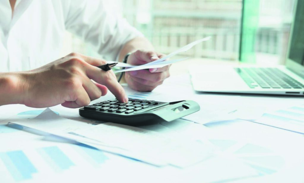 Εφορία: Διπλή ελάφρυνση για 400.000 επαγγελματίες [αναλυτικοί πίνακες και παραδείγματα]