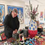 Ο Θανάσης Λάλας στο γεμάτο χρώμα γραφείο του, όπως μεταφέρθηκε στην γκαλερί Contemporary Athens.