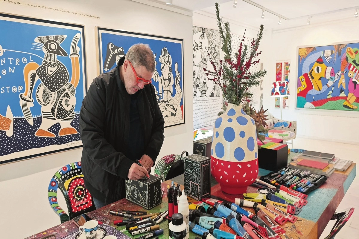 Ο Θανάσης Λάλας στο γεμάτο χρώμα γραφείο του, όπως μεταφέρθηκε στην γκαλερί Contemporary Athens.