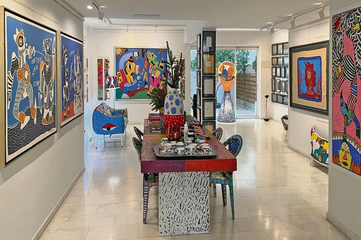 Αριστερά, άποψη της έκθεσης. Δεξιά, τα δύο ασπρόμαυρα έργα από την κρεβατοκάμαρα του Θανάση Λάλα.