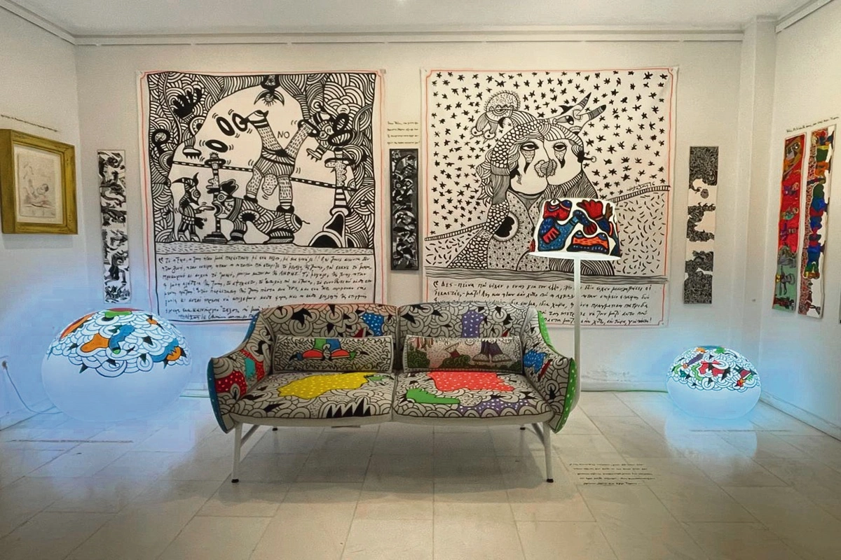 Αριστερά, άποψη της έκθεσης. Δεξιά, τα δύο ασπρόμαυρα έργα από την κρεβατοκάμαρα του Θανάση Λάλα.