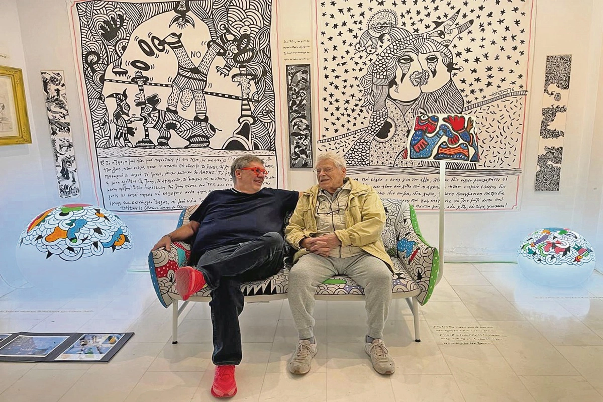 Αριστερά, με τον εικαστικό Κώστα Τσόκλη. Δεξιά, με τη συντάκτρια του «Ελεύθερου Τύπου», Δέσποινα Σαββοπούλου.