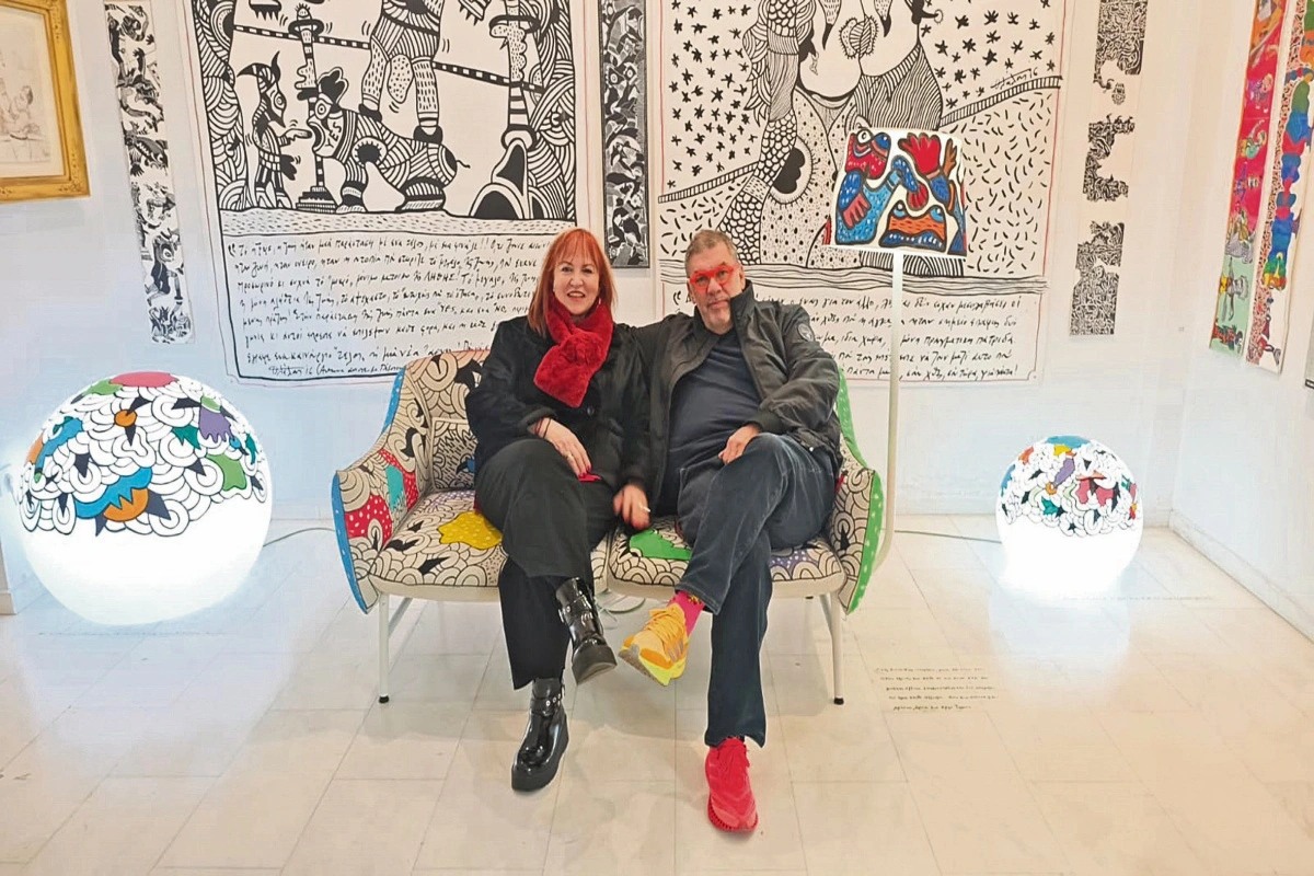 Αριστερά, με τον εικαστικό Κώστα Τσόκλη. Δεξιά, με τη συντάκτρια του «Ελεύθερου Τύπου», Δέσποινα Σαββοπούλου.