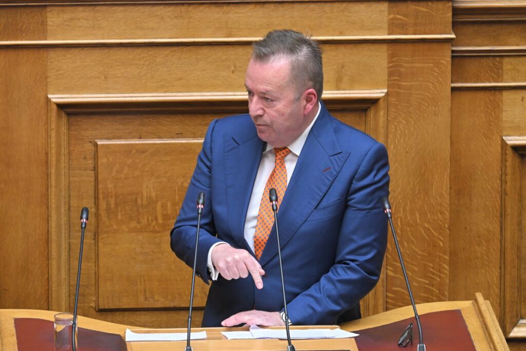 Βουλή: Το μήνυμα 112 διέκοψε την ομιλία – Πώς αντέδρασαν οι βουλευτές