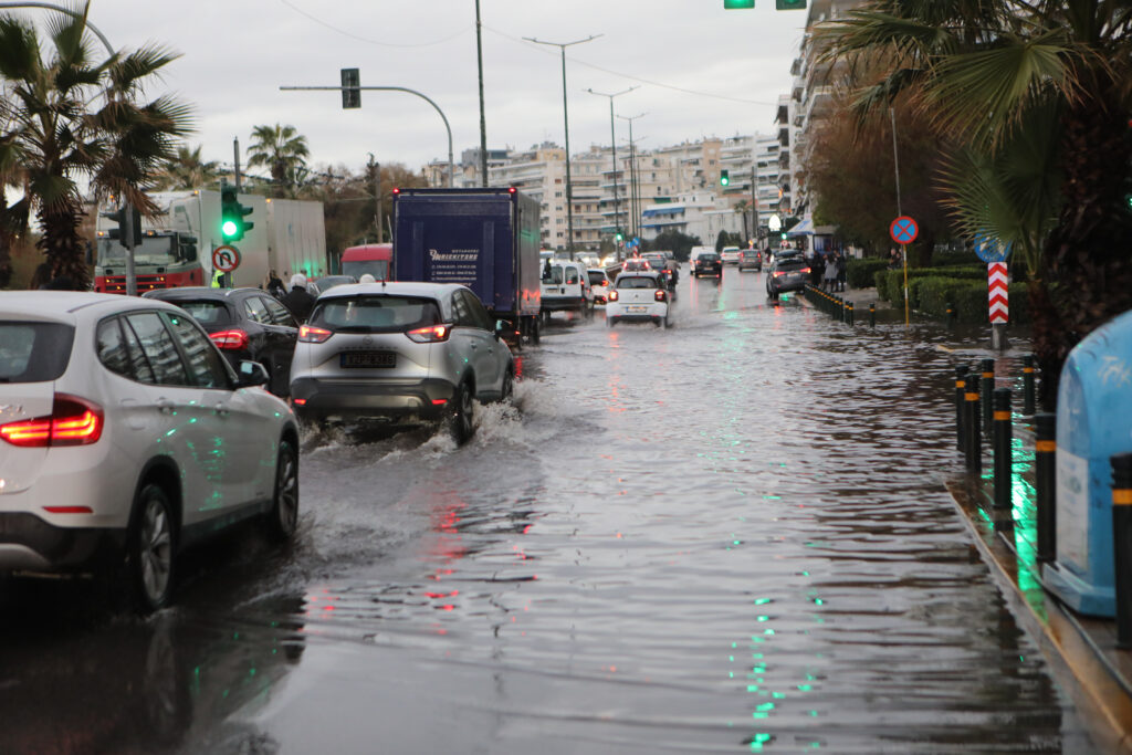Κίνηση: Χάος στους δρόμους παρά τα κλειστά σχολεία – Στο κόκκινο ο Κηφισός – «Πηγμένο» τ