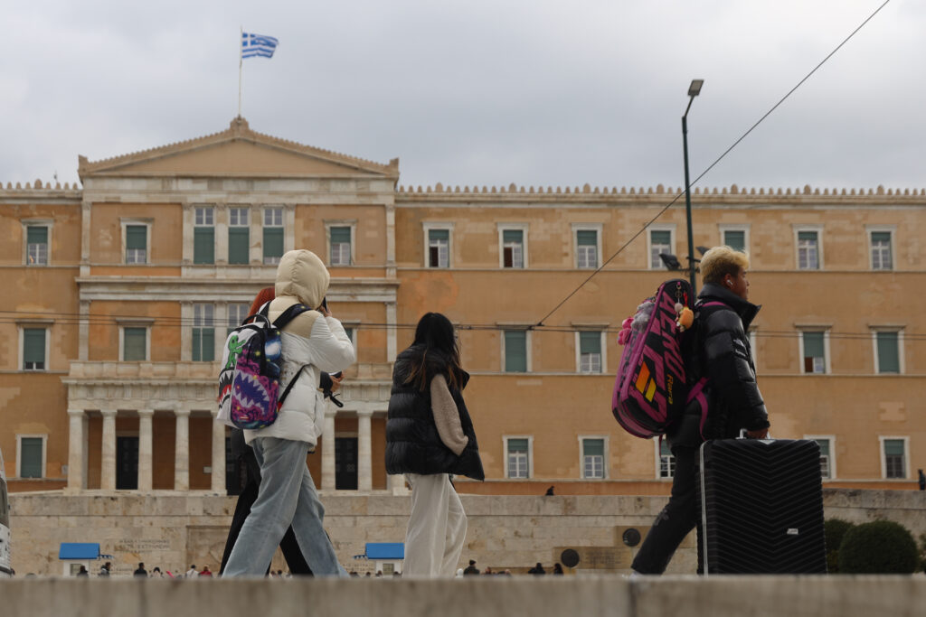 Ο χειμωνιάτικος καιρός επιστρέφει δυναμικά – Πτώση της θερμοκρασίας μέχρι και 7 βαθμούς, βροχές και χιόνια – Πού θα είναι έντονα τα φαινόμενα