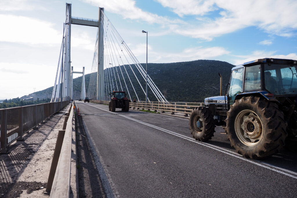 Χαλκίδα: Έκλεισαν την υψηλή γέφυρα οι αγρότες