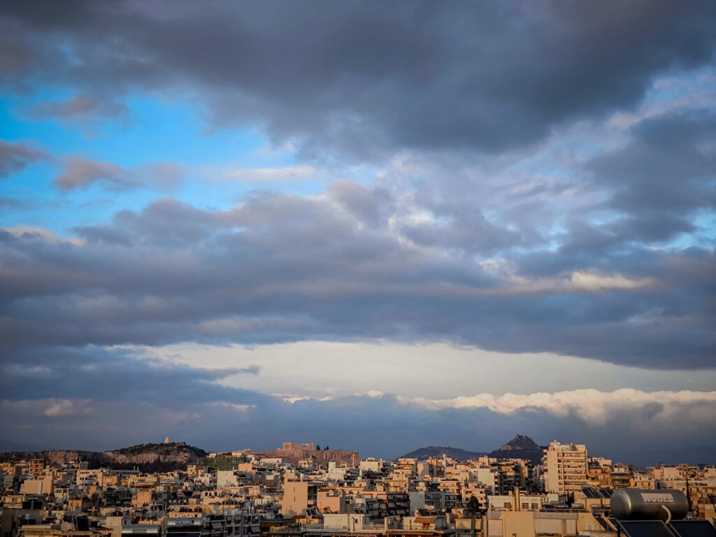 Τέλειωσαν πριν καν αρχίσουν οι Αλκυονίδες – Έρχεται πολικό κρύο με βροχές, χιόνια και θυελλώδε