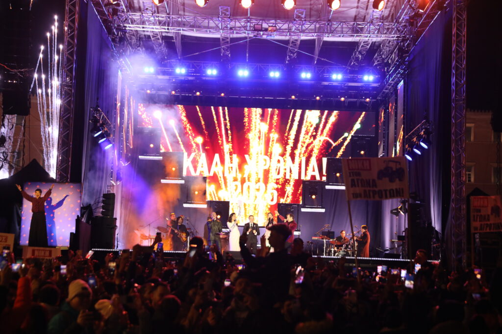 Με μουσική, drone show και… αθόρυβα πυροτεχνήματα η Αθήνα υποδέχθηκε το 2026