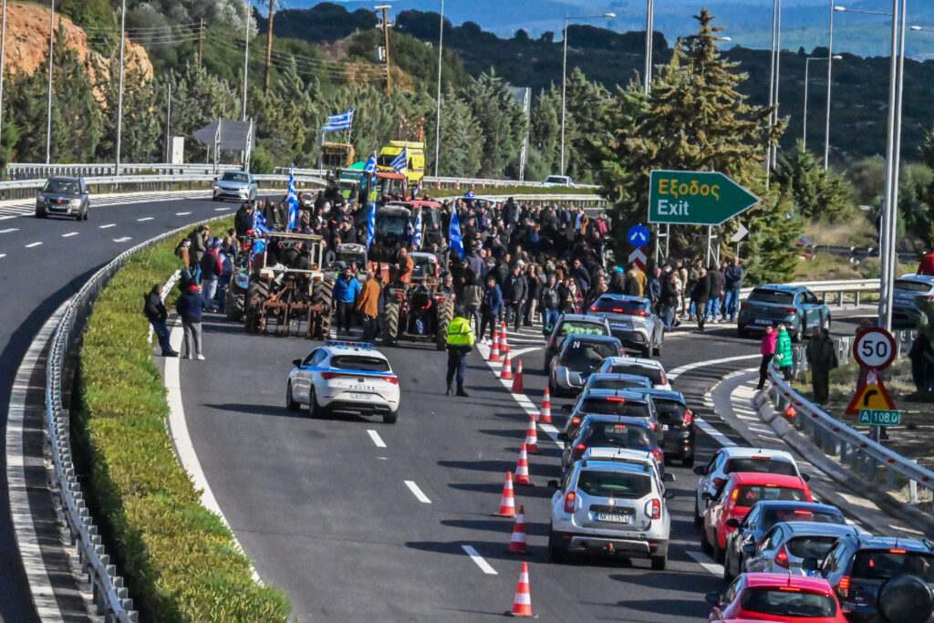 Αγρότες: Ανυποχώρητοι – Κλιμακώνουν τις κινητοποιήσεις τους – Κρίσιμες οι επόμενες ώρες 