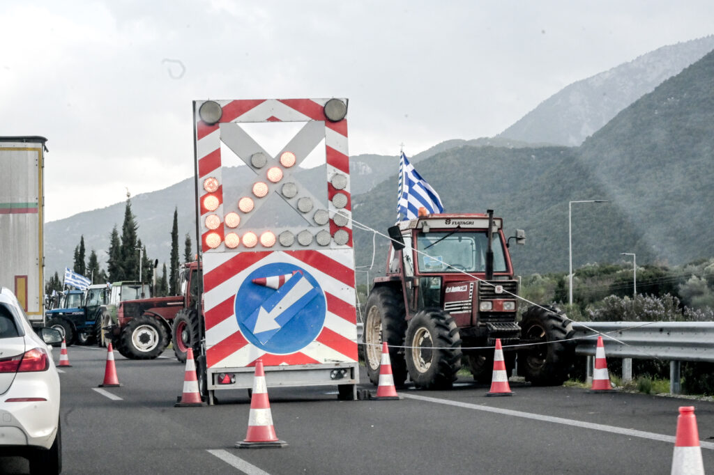 Τεταμένο το κλίμα στα μπλόκα: Καζάνι που «βράζει» οι αγρότες – Λένε «όχι» στις μισές λύσεις τ