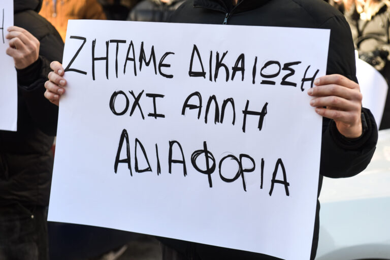 Θρήνος στις Σέρρες: Βουβή διαμαρτυρία στα μαύρα και με πανό για τον 17χρονο Αγγελο – Στον ανακριτή ο 16χρονος