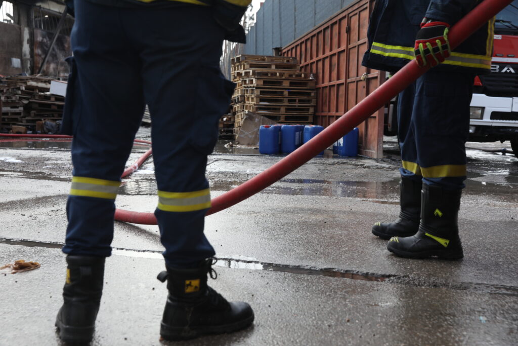 Συνελήφθη ένας 37χρονος για την πυρκαγιά στο εργοστάσιο πλαστικών στο Μενίδι