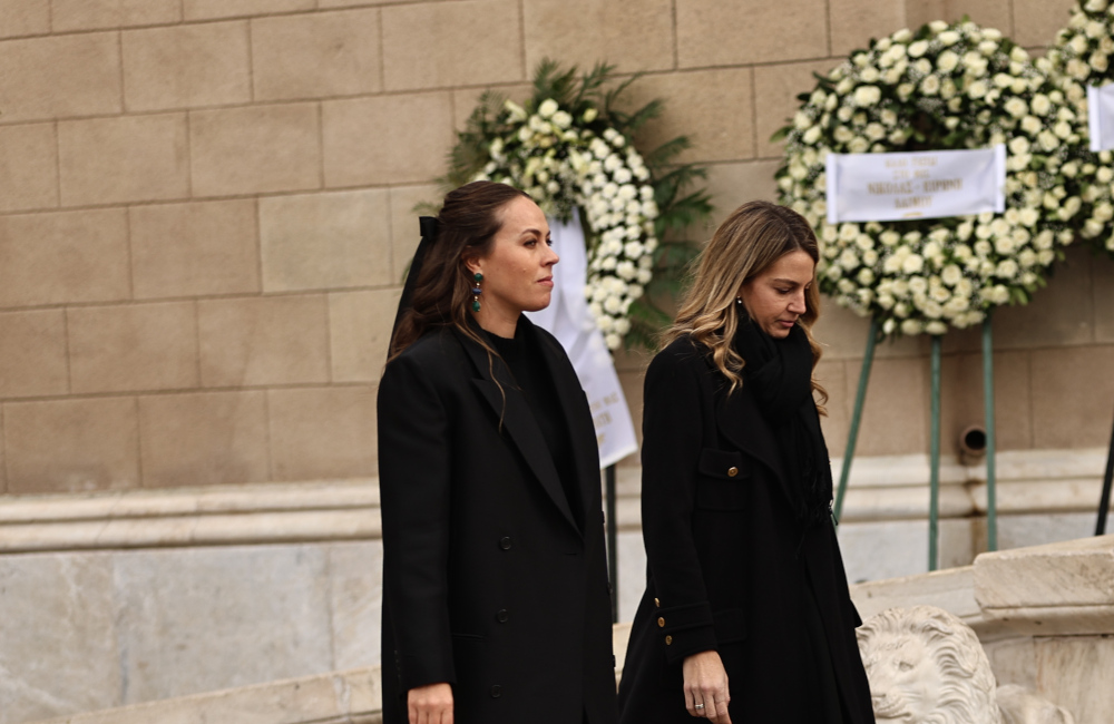 Χρυσή Βαρδινογιάννη και Νίνα Φλορ: Στο πλευρό της οικογένειας Ντε Γκρες στην κηδεία της Ειρήνης – Διακριτικές και κομψές